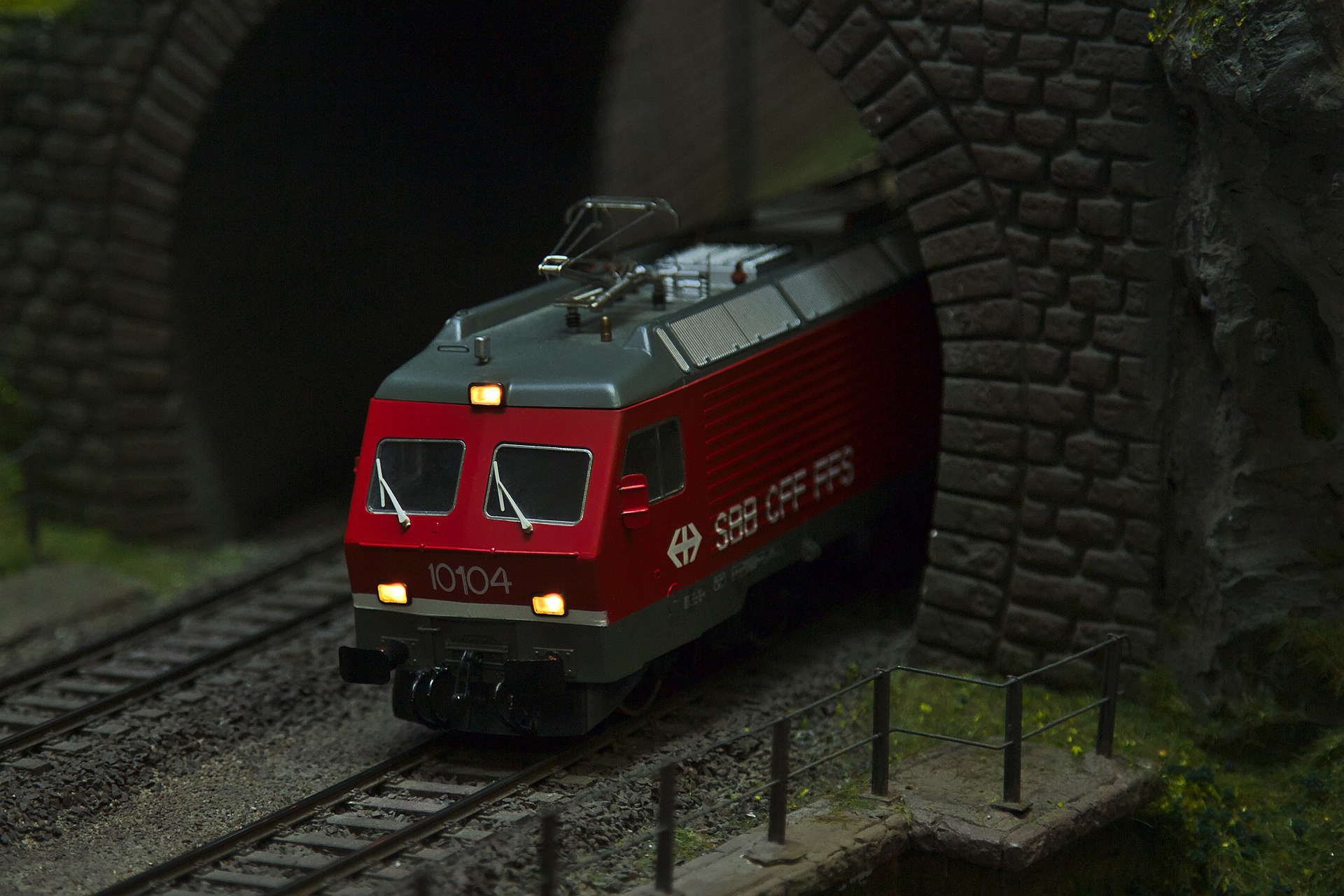 Modellbahn, E-Lok, Tunnel