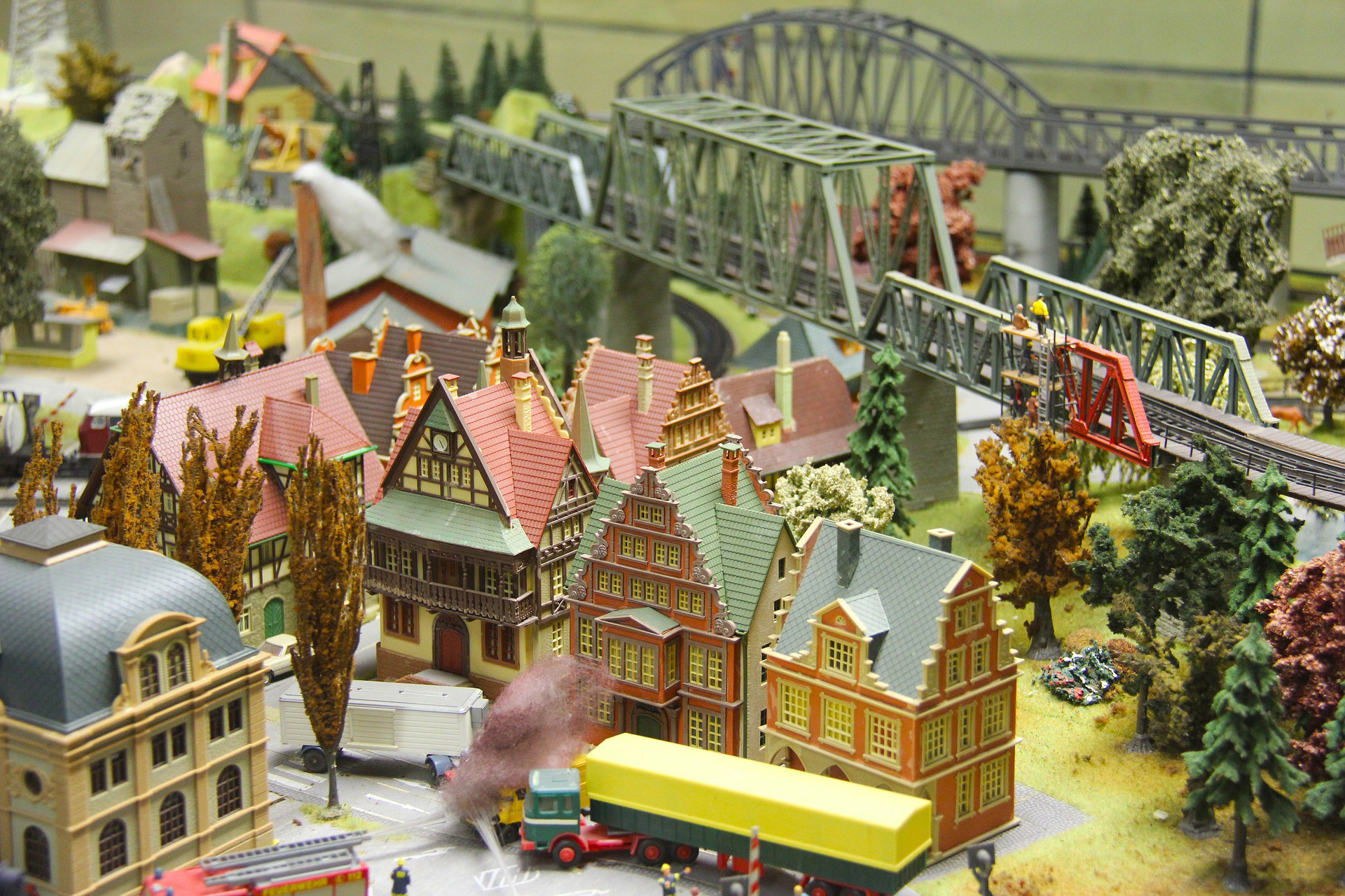 Modelleisenbahn, Häuser mit Brücke und LKW